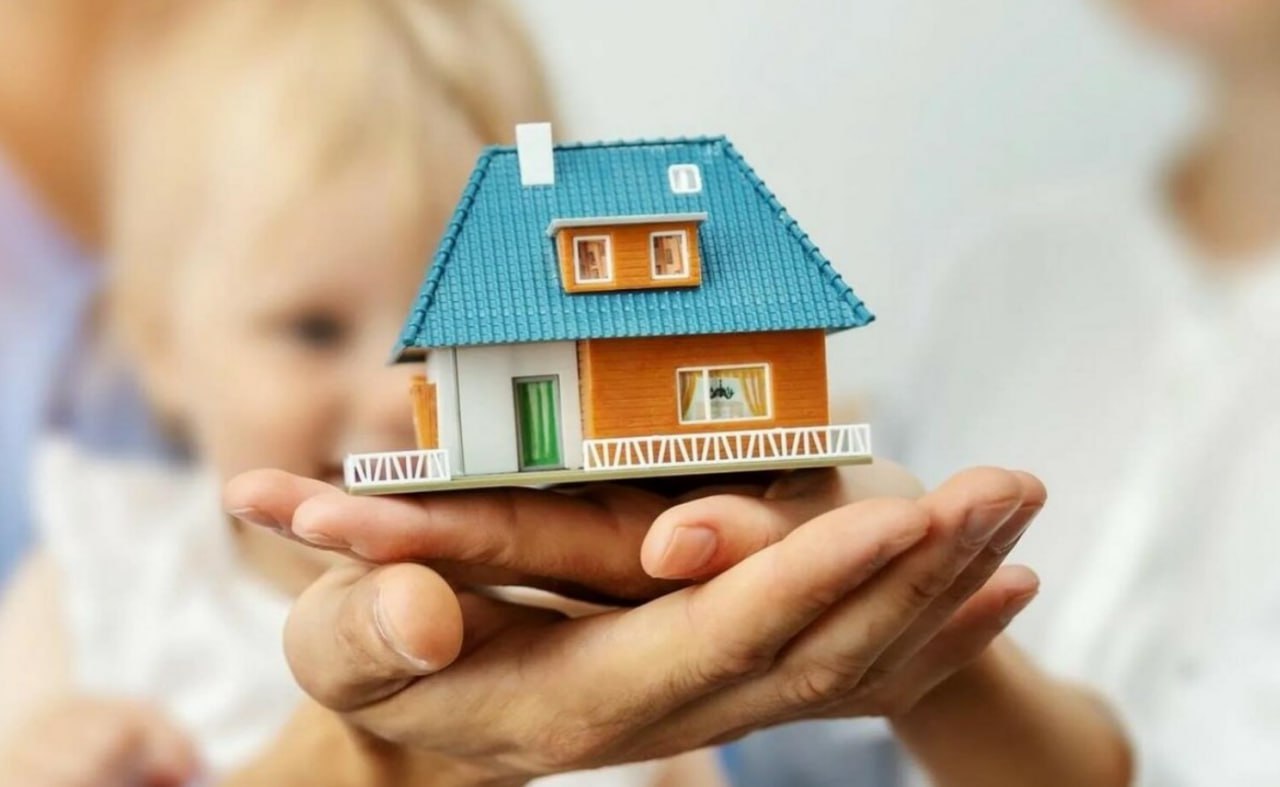 Депутаты предложили ввести мораторий на ипотеку после рождения ребенка По их мнению необходимо разработать и законодательно закрепить механизм предоставления права на мораторий по ипотечным платежам на период отпуска по уходу за ребенком Таким образом семьям при рождении ребенка будут приостановлены на определенный сроки выплат основного долга и процентов по ипотечному кредиту И так до достижения ребенком возраста полутора лет В Госдуме считают что инициатива позволит снизить остроту финансовой проблемы для молодых семей в наиболее напряженный период уменьшит уровень стресса и повысит социальное самочувствие родителей fatcat18