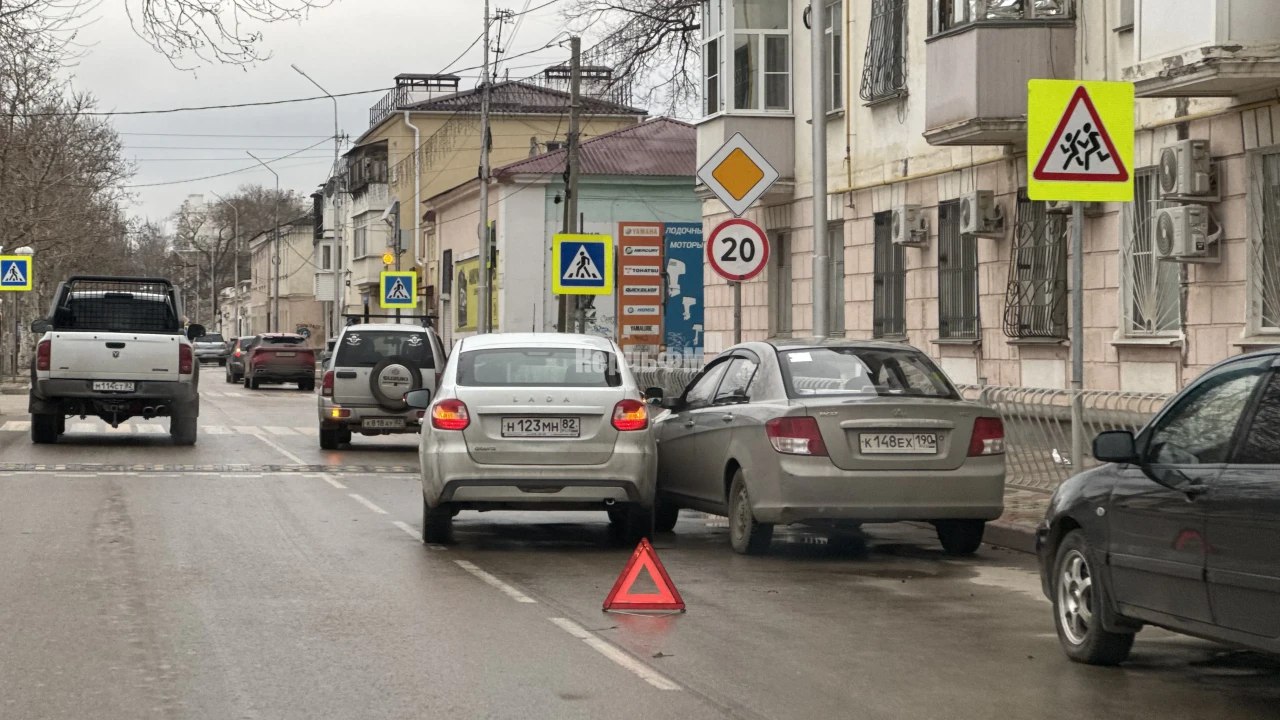 На Пирогова произошла тройная авария  В Керчи 27 декабря на улице Пирогова произошла авария. Столкнулись три автомобиля. Повреждения у машин незначительные, - передает КерчьФМ.     На месте происшествия работали сотрудники ГИБДД. О пострадавших не сообщается... подробнее