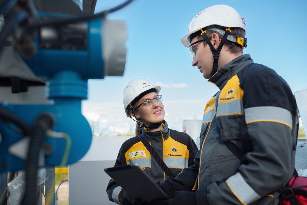 Нейросеть на Самотлоре Специалисты Самотлорнефтегаза вместе с корпоративным научным институтом разработали цифровой инструмент на базе нейросетевого моделирования Он анализирует работу скважин Самотлора и предлагает решения по оптимизации Нейросеть обучили на данных работы скважин за 2019 2025 годы Разработка зарегистрирована в Роспатенте и сейчас её готовят к применению на других месторождениях Роснефти Экономический эффект только за 2025 год уже составил 100 млн рублей