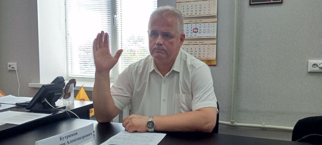 ОЧЕРЕДНОЕ ЗАСЕДАНИЕ КОМИТЕТА ПО ИНФРАСТРУКТУРЕ Сегодня прошло очередное заседание Комитета Народного Совета ЛНР по инфраструктуре. Депутаты обсудили инициативу Законодательного собрания Ленинградской области в Государственную Думу Федерального Собрания Российской Федерации по внесению изменений в Федеральный закон о Фонде содействия реформированию жилищно-коммунального хозяйства в части финансовой поддержки субъектам РФ за счет средств публично-правовой компании «Фонд развития территорий». Обсудили информацию о строительстве ста детских площадок на территории города Луганска. Депутаты внесли предложение рассмотреть вопрос технической безопасности и ответственности за дальнейшее содержание данных площадок более детально на следующем заседании Комитета с участием представителя администрации муниципального округа города Луганска.