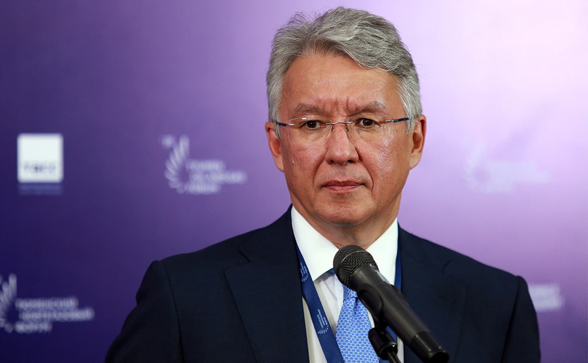ЛУКОЙЛ сообщил об уходе из компании первого вице президента Речь идёт про Азата Шамсуарова который покинул компанию как выяснилось ещё в конце мая Сам Шамсуаров работал в компании с 2001 года а с июня 2020 года занимал пост первого вице президента ЛУКОЙЛа курируя ключевые направления добычи и переработки До этого он с 2008 по 2012 год возглавлял подразделение компании в Западной Сибири а был вице президентом а затем и старшим вице президентом по добыче нефти и газа в России Судя по всему теперь бывший нефтяник займётся производством стройматериалов в сентябре он зарегистрировал компанию Экопромстрой Ранее в СМИ сообщалось что Шамсуаров намерен построить в Башкирии завод по производству автоклавного газобетона и сухих строительных смесей Инвестиции в проект составят 2 8 млрд рублей ввод предприятия в эксплуатацию намечен на 2027 год Нефтебаза
