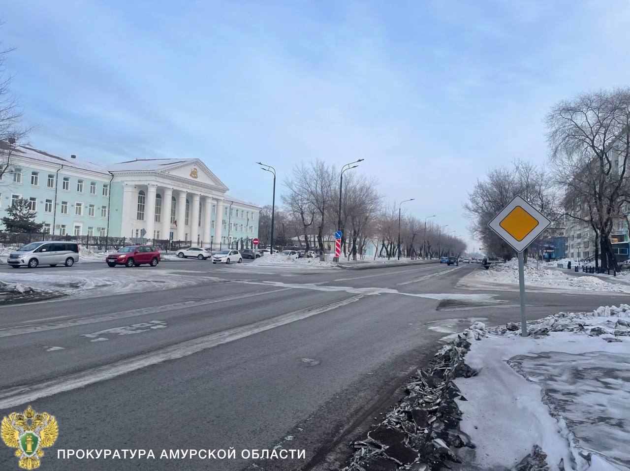 В Благовещенске на перекрестке ул. Горького – Трудовая установят светофор  Прокуратура Благовещенска с привлечением сотрудников Госавтоинспекции провела проверку исполнения законодательства о безопасности дорожного движения. Выяснилось, что на перекрестке ул. Горького – Трудовая нет светофора и пешеходных переходов. В 2024 году на участке неоднократно происходили ДТП с пострадавшими.  Благовещенский городской суд удовлетворил требование прокуратуры и обязал администрацию устранить недочеты. На установку светофора и обустройство переходов дается полгода с момента вступления решения суда в силу.          Реклама