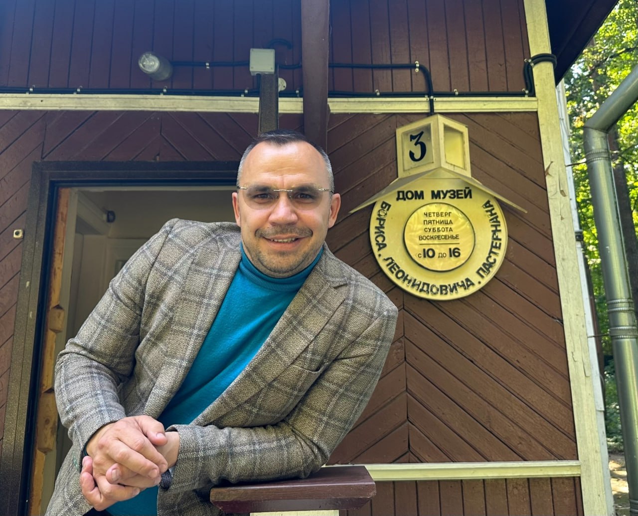 Кандидат пострадал за поэзию Троицкий городской суд отменил регистрацию кандидата в местные депутаты самовыдвиженца Дениса Малова Иск против него подала соперница по округу кандидат от Единой России Елена Пащенко сообщает Telegram канал Троицк МК Представитель партии власти заявила что Малов использовал в агитационном видеоматериале стихотворение известного поэта Бориса Пастернака без согласия правообладателя Согласно действующему законодательству исключительное право на произведение действует в течение всей жизни автора и 70 лет считая с 1 января года следующего за годом смерти автора Данный срок еще не истек Пастернак умер 30 мая 1960 года Заслушав все доводы суд пришел к выводу что в ходе предвыборной агитации Денис Малов нарушил законодательство об интеллектуальной собственности Кандидат без согласия правообладателя использовал агитационный видеоматериал содержащий цитирование стихотворения Бориса Пастернака право на использование которого ему не принадлежало В итоге суд удовлетворил иск Пащенко Решение уже вступило в законную силу AXrnews