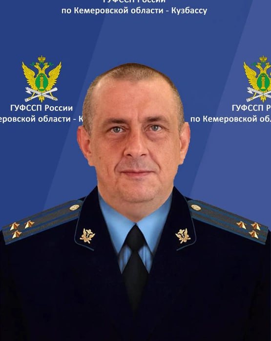 ⏺В Кузбассе спустя год появился главный судебный пристав Пост начальника с 3 июня занял полковник внутренней службы Михаил Смирнов, который почти год был на позиции временно заменяющего. Свою карьеру мужчина начинал за четыре тысячи километров от Кузбасса — в Центральном федеральном округе ⏺В районное подразделение судебных приставов он пришел в 2001 году на должность начальника одного из отделов. В 2009 году его назначили главой участка, отвечающего за противодействие коррупции, обеспечение работы с кадрами и вопросов безопасности, защиты государственной тайны, мобилизационной подготовки и гражданской обороны в управлении Тверской области. ⏺Через четыре года он стал там главным судебным приставом и проработал на посту до 2018 года. Вскоре его назначили главой управления соседней области — Орловской. Оттуда мужчина и переехал в Кемеровскую область в октябре 2024 года. Дмитрий Ткаченко ушел с поста главного пристава Кузбасса спустя 10 лет работы. Его повысили до работы в федеральной службе — начальника управления по организации профессиональной подготовки. ⏹