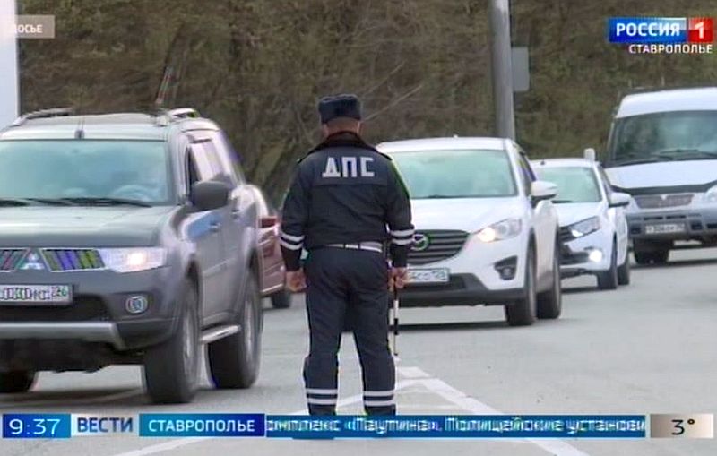 На Ставрополье водители с неоплаченными штрафами попали в «Паутину»  Водителей-должников нашли ставропольские автоинспекторы. Помог им в этом программный комплекс «Паутина».  Полицейские установили маршруты разыскиваемых автомобилей. Так, 55-летний водитель отечественного транспортного средства неоднократно нарушал правила дорожного движения.  У мужчины накопилось 20 неоплаченных штрафов. Сумма долга превысила 230 тысяч рублей. Нарушителя удалось найти.  А водитель из Георгиевска вовремя не оплатил 18 штрафов. Из-за чего должен был 21 тысячу рублей. Теперь на их автомобили наложен арест. Транспорт сейчас на спецстоянке.