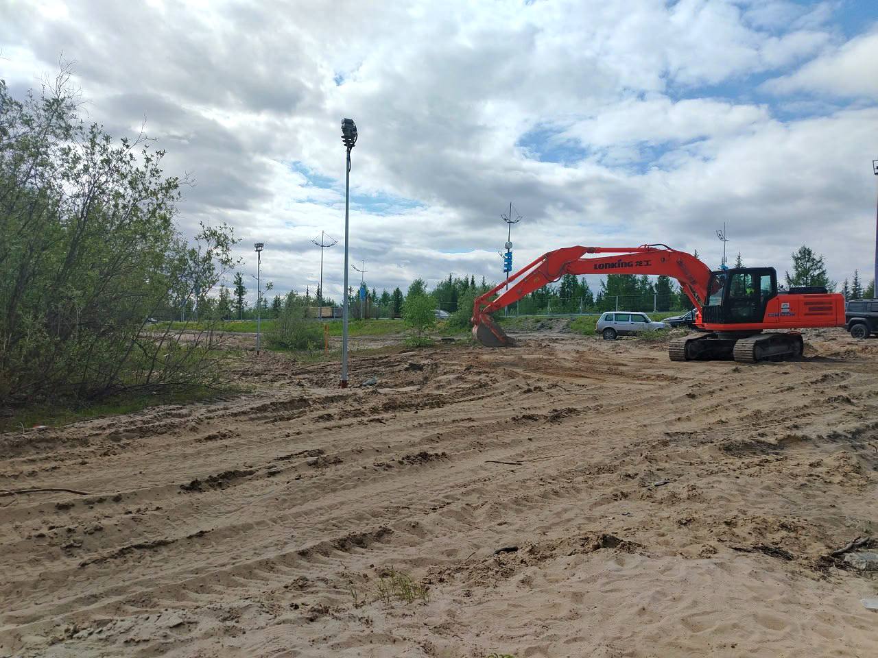 В Новом Уренгое стартовали работы на новом объекте благоустройства — «Яха-парке» Вопрос об обустройстве новых зон отдыха между северной и южной частями города неоднократно звучал на встречах губернатора с жителями во время ежегодных «Честных маршрутов». Такой объект в ближайшие годы появится между реками Томчаруяха и Седэяха. Подрядная организация ООО «Вавилон» приступила к первому этапу благоустройства. Сейчас ведутся земляные работы, монтаж свай, перенос и прокладка сетей тепло- и электроснабжения. В этом году жители получат смотровую площадку на южном берегу реки Томчаруяха площадью 300 кв.м., прогулочные дорожки общей площадью 2700 кв.м., парковку. В следующем году работы продолжается — здесь появятся детская игровая площадка, малые архитектурные формы. Напомним, II этап благоустройства «Яха-парка» стал победителем в голосовании в рамках федерального проекта «Формирование комфортной городской среды» в 2025 году. НУР. Официально