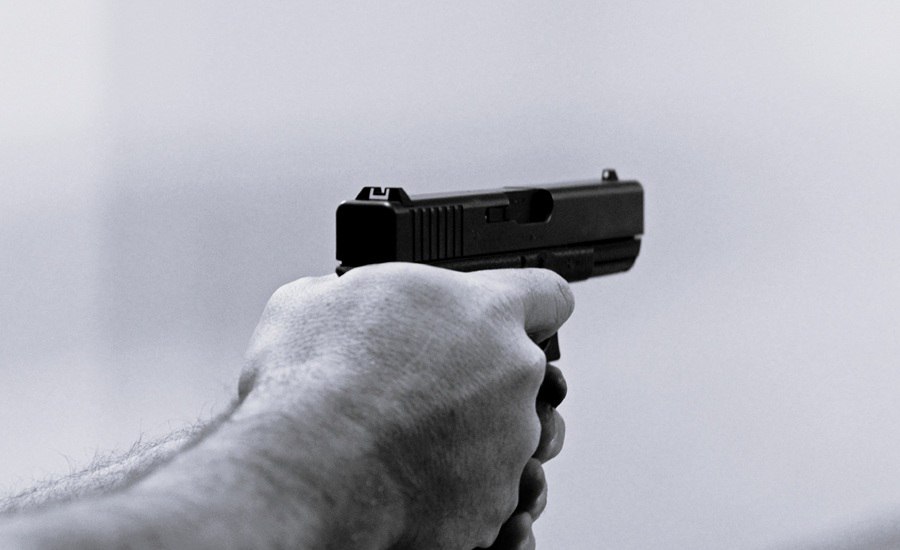 Забайкалец со второй попытки застрелил сына участника боевых действий Житель Забайкалья приговорен к 13 9 годам за убийство сына Преступление было совершено летом 2025 года однако первый раз он стрелял в жертву еще в 2022 году но тогда пожалев отца сын не сказал кто его ранил Летом 2025 года ранее судимый Валерий Ивашкевич находился у себя в комнате и как утверждает услышал скандал сына с матерью Он подошел к ним и стал высказывать претензии отпрыску а затем и вовсе достал из шкафа самодельный пистолет Сын выбежал на улицу через балкон квартира находится на первом этаже Выйдя на балкон мужчина выстрелил в сына Затем бросил пистолет и ушел Сын впоследствии скончался в больнице Мать убитого показала что долгое время не жила с мужем а потом съехалась потому что им с сыном было негде жить Она знала о пистолете который Ивашкевич где то нашел В обед 19 июня они пили с сыном чай когда пьяный муж подошел к ним и стал высказывать претензии сыну о том что он якобы попросил каких то несовершеннолетних избить его Затем Ивашкевич вернулся с пистолетом Сын сбежал из квартиры через балкон После того как мужчина вышел следом за ним на балкон она услышала хлопок Сына женщина характеризует положительно он участник боевых действий получив ранение был признан ограниченно годным Как выяснилось между жертвой и отцом всегда были плохие отношения В 2022 году Ивашкевич впервые стрелял в сына из этого же пистолета Пуля прошла по касательной Мужчина тогда завил о нападении однако сообщил что это были неизвестные так как простил отца не хотел привлекать его к уголовной ответственности Его мать утверждает что думала что сын забрал у отца пистолет и выкинул его однако оказалось что сын спрятал пистолет на балконе под шкафом а Ивашкевич нашел его Мужа она характеризует отрицательно в состоянии алкогольного опьянения он ведет себя агрессивно Оглашенные в суде показания Ивашкевич подтвердил пояснив что вину признает в полном объеме стреляя в сына из пистолета как в 2022 году так и в 2025 году он был зол на него и желал его смерти следует из приговора В 2018 году Ивашкевич был судим за причинение тяжкого вреда здоровью Согласно тому приговору он во время пьяного конфликта из за использования его лобзика ударил ножом в живот сожителя дочери его тогдашней сожительницы При этом потерпевший заявлял что претензий к Ивашкевичу не имеет они примирились Суд приговорил мужчину к 2 годам 10 месяцам заключения Сейчас за убийство сына суд назначил Ивашкевичу 13 лет 9 месяцев лишения свободы в колонии строгого режима с ограничением свободы на срок 1 год 6 месяцев Фото pexels com byron sullivan Подписаться Прислать новость Помочь бустами