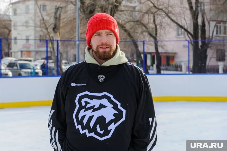 Кузнецов в списке отказов чемпион НХЛ покидает Металлург Обладатель Кубка Стэнли Евгений Кузнецов может сменить клуб Руководство челябинского Металлурга поместило 33 летнего нападающего в список отказов сообщает пресс служба КХЛ Это означает что любой другой клуб лиги в установленный срок сможет забрать хоккеиста В текущем сезоне за магнитогорцев Кузнецов провёл 15 матчей набрав 9 очков 3 6 Ранее главный тренер Металлурга Андрей Разин объяснял отсутствие игрока в основе его нестабильной игрой и ошибками Интерес к форварду уже проявляли нижегородское Торпедо а теперь в СМИ обсуждается возможный переход Кузнецова в уфимский Салават Юлаев Подписаться Мы в MAX