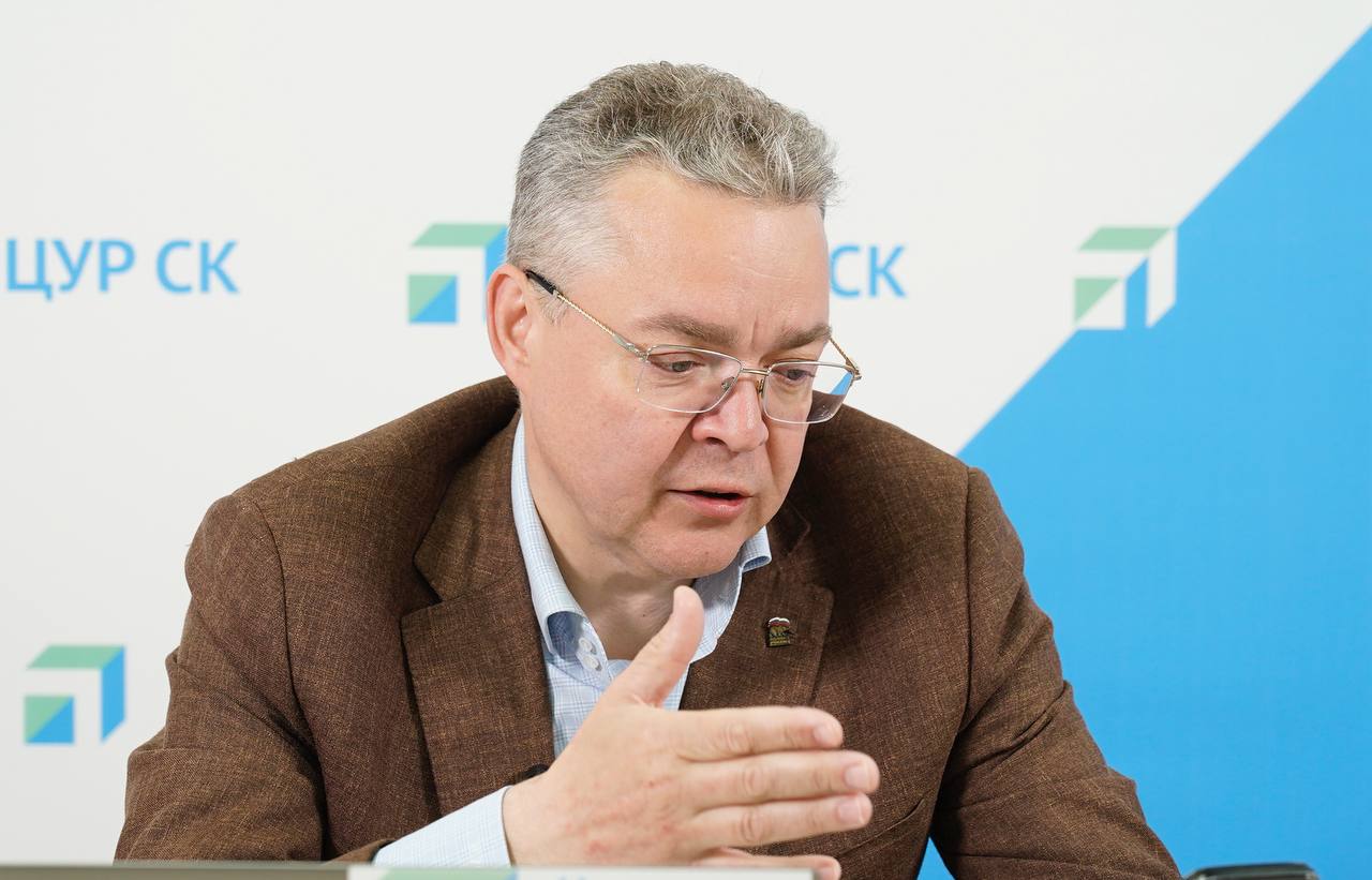 Владимир Владимиров ответил на более 50 вопросов ставропольцев в ходе прямой линии Губернатор Ставрополья провёл прямую линию с жителями края в соцсетях. Трансляция велась из Центра управления регионом. За час общения глава края ответил на более 50 вопросов. Ставропольцы поднимали темы ЖКХ, медицины, транспорта, благоустройства и поддержки участников СВО. Так, жители Солнечнодольска пожаловались на перебои с водой после ливней — из-за подтопления насосной станции. Губернатор поручил местным властям и «Ставрополькрайводоканалу» срочно устранить проблему. Из Ставрополя поступило обращение о капремонте подземного перехода у завода «Нептун». Глава края сообщил, что готовится программа по реконструкции подобных объектов — переход может войти в неё в приоритетном порядке. Жители посёлка Горного пожаловались на отмену муниципального транспорта. Глава Ставрополья поручил разобраться с этой проблемой министру дорожного хозяйства и транспорта края Евгению Штепе. Все обращения взяты в работу, губернатор проконтролирует исполнение поручений лично.