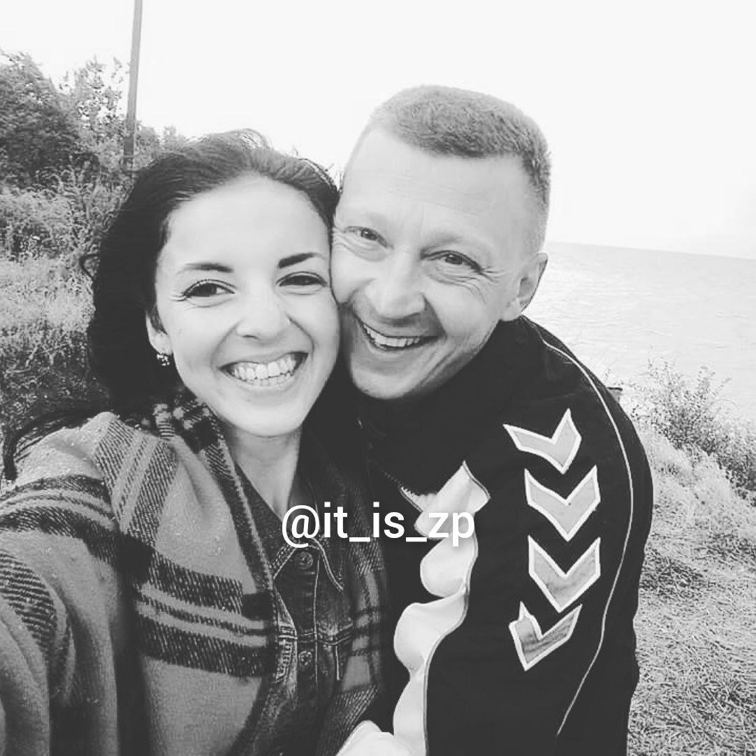 ТЦКашники снова убили человека и никто не был за это наказан. Как сообщает Виктория на своей странице в соцсети, вечером 22 июля её отца возле подъезда насильно запихнули в микроавтобус, откуда ему дали совершить 1 звонок, жене он сказал что везут его в учебную часть в Новомосковске. Со слов жены, всю неделю она звонила в часть, где ей говорили, что с Романом всё хорошо, он на учениях в западной части Украины и перезвонит в воскресенье, однако звонка так и не поступило... Оказывается, 23 июля на следующий день после пропажи отца подписчицы уже не было в живых, официальная причина смерти - сердечная недостаточность, но как сообщают родственники, на опознании 30 июля они увидели, что у Романа разбита голова, гематомы на рёбрах, под глазом, на щеке. Близкие мужчины не понимают почему о его смерти они узнали только спустя неделю и утверждают, что будут обращаться к адвокату для проведения независимой судебно-медицинской экспертизы...
