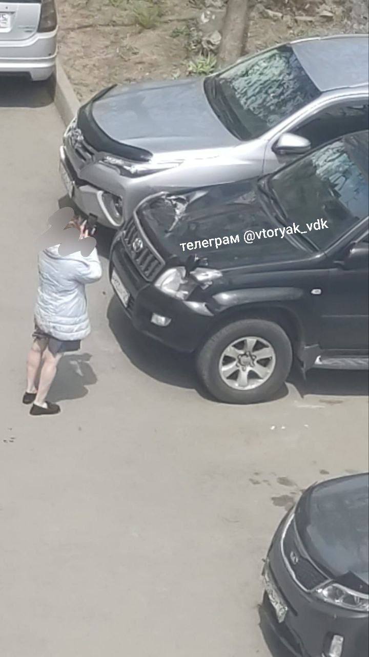А на Второй речке на Кирова, 24 ветром снесло фрагмент крыши и тоже пострадал автомобиль. Во Владивостоке сегодня ветрено