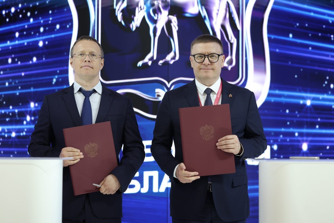 В рамках ПМЭФ-2025 состоялась встреча губернатора Алексея Текслера с гендиректором ЧКПЗ и основателем «Завода Роботов» Андреем Гартунгом По итогам переговоров подписаны два соглашения, направленные на развитие промышленности и промышленной роботизации в Челябинской области. Планируется строительство двух роботизированных высокотехнологичных производств на площадке Особой экономической зоны «Южноуральская» в Красноармейском муниципальном районе Челябинской области. #ПМЭФ2025