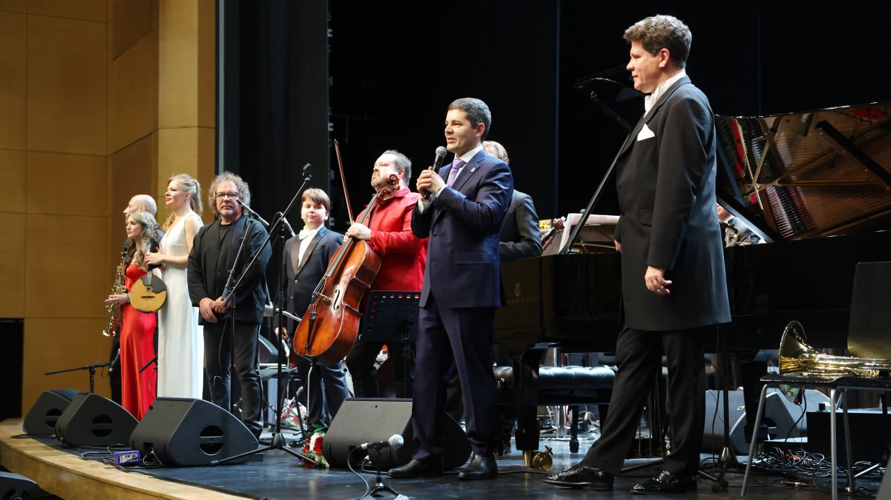 В рамках концерта Симфоджаз в Салехарде губернатор Дмитрий Артюхов и пианист Денис Мацуев вручили награды одаренным детям Обладателями звания Новые имена Ямала стали четверо юных музыкантов Арина Шыгаева пианистка из новоуренгойской ДШИ имени С В Рахманинова Злата Гусманова флейтистка воспитанница школы искусств имени И О Дунаевского в Тарко Сале Матвей Синицын и Яромир Пекарский трубачи из Салехарда Теперь ребята смогут выбрать творческую школу для летней стажировки В феврале следующего года Денис Мацуев совершит очередной визит на Ямал как художественный руководитель международного конкурса Симфония Ямала Фото Андрей Ткачев Ямал Медиа Новости Ямала Поддержать нас бустом