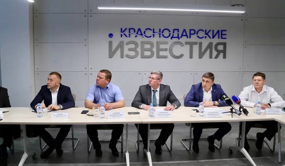 Сегодня вместе с Владимиром Архиповым провели пресс-брифинг, посвящённый временному ограничению движения по улице Московской в связи с заменой коллектора. В ходе живого общения с представителями СМИ были подробно разъяснены причины ограничения движения и предложены альтернативные маршруты, которые помогут минимизировать временные трудности для автомобилистов и пешеходов. Мы осознаём необходимость ремонтных мероприятий и приносим искренние извинения жителям города за временное нарушение привычного ритма жизни. Однако данные работы направлены исключительно на повышение безопасности и комфорта всех горожан. Уверены, что наши совместные усилия позволят успешно завершить ремонтные мероприятия в кратчайшие сроки!