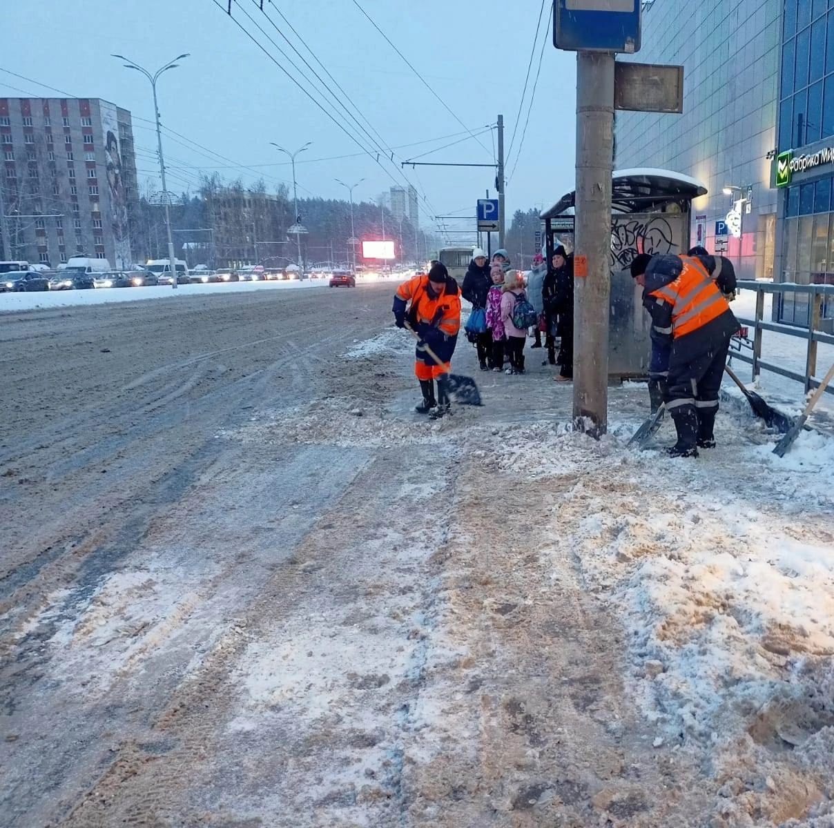 107 единиц техники работают на уборке улиц Ижевска в пятницу днем, сообщает администрация.  «Коммунальщики расчищают дороги и тротуары, подъезды к социальным объектам. Бригады ручного труда работают на остановках и пешеходных переходах. Подрядные организации уже составляют графики движения техники на ближайшие дни. Дорожники будут трудиться круглосуточно», - заверили в муниципалитете.  Что скажете о состоянии городских улиц?      -info