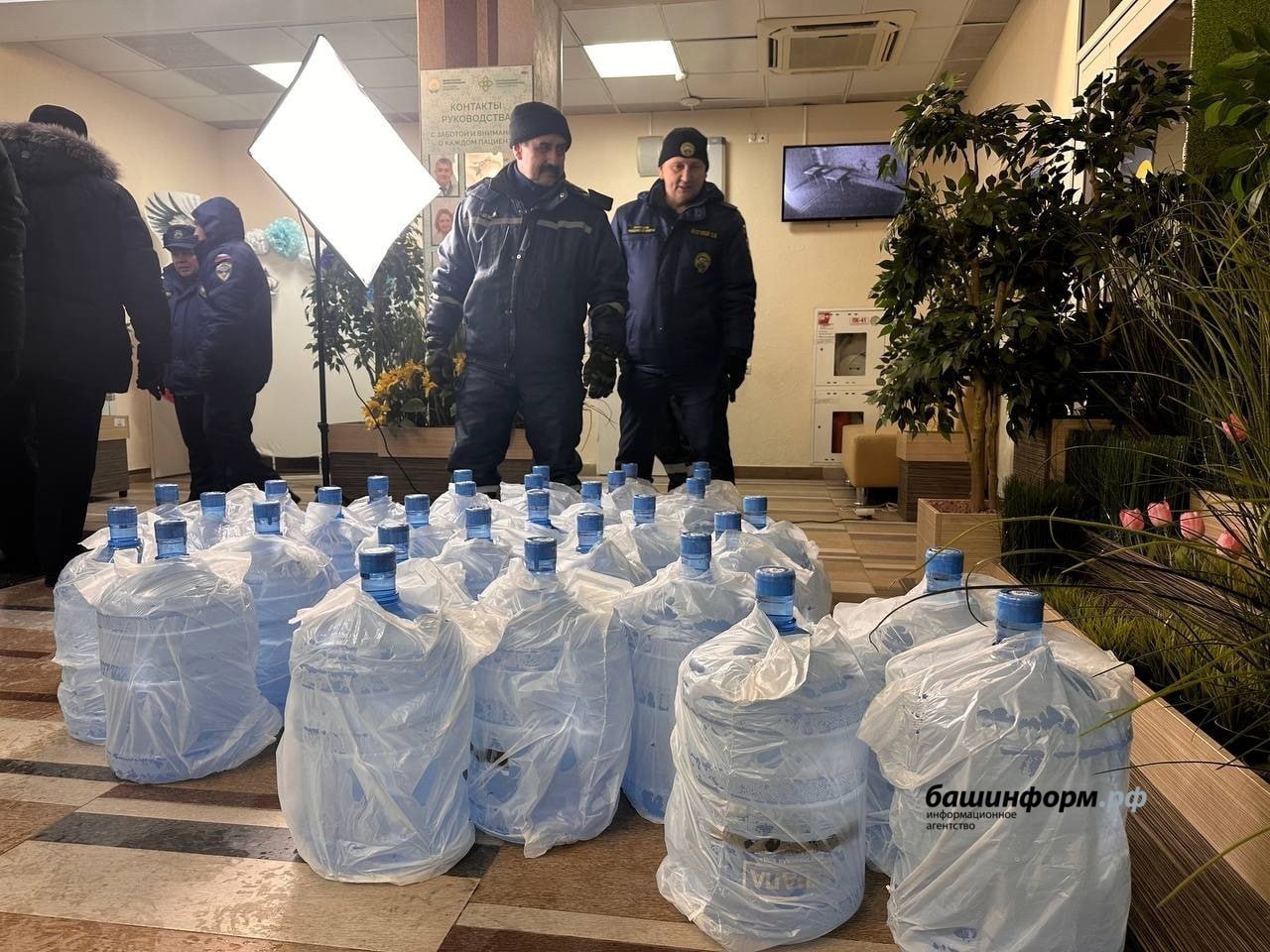 Обновлено подачу воды в роддом восстановили Роддом РКБ остался без воды из за прорыва водопровода Сотрудники Управления гражданской защиты города доставляют в медучреждение питьевую и техническую воду Напомним инцидент произошел сегодня на территории РКБ им Куватова на 250 миллиметровом трубопроводе Через несколько часов утечку ликвидировали Источник Башинформ UFA RB Подписаться Прислать новость Подпишитесь на нас в МАХ