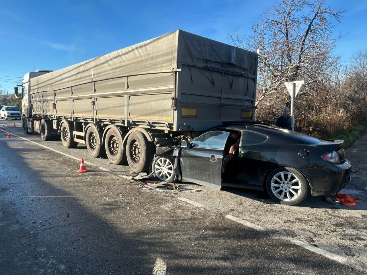 В Анапе произошло смертельное ДТП Сегодня в 06:50 водитель автомобиля «Hyundai», двигавшийся со стороны станицы Гостагаевской в направлении Анапы, на скользкой после ночного дождя дороге в районе садового товарищества «Здоровье» превысил установленную на данном участке скорость и врезался в припаркованный на обочине «КАМАЗ». -В результате ДТП от полученных травм водитель иномарки скончался на месте аварии. Все детали и обстоятельства произошедшего устанавливаются,-прокомментировали в Госавтоинспекции Анапы.  #ПроисшествияАнапа  #НовостиАнапыСегодня #НовостиАнапы #АнапаНовости #СегодняВАнапе #АнапаМедиа #СвежиеНовостиАнапы #АктуальныеНовостиАнапы