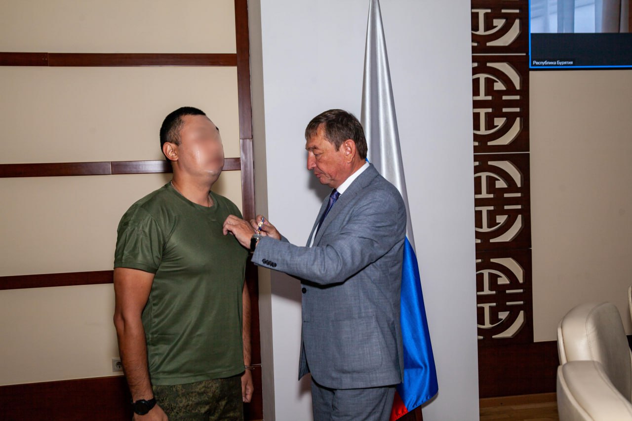 В Бурятии чествовали героев СВО: ветераны получили памятные награды  6 августа в Доме Правительства Республики Бурятия прошла торжественная церемония награждения военнослужащих — участников специальной военной операции.   Двое бойцов были удостоены медали «За участие в специальной военной операции. Благодарная Бурятия» за проявленные мужество, отвагу и вклад в выполнение боевых задач.  Церемонию провёл филиал Центра «ВОИН» в Бурятии при поддержке правительства республики.  Награды вручал заместитель председателя правительства республики Вячеслав Сухоруков: «Здесь не нужны громкие слова. Лучшая благодарность — крепкое рукопожатие и память о вашем подвиге».  #ЦЕНТР_ВОИН_БУРЯТИЯ