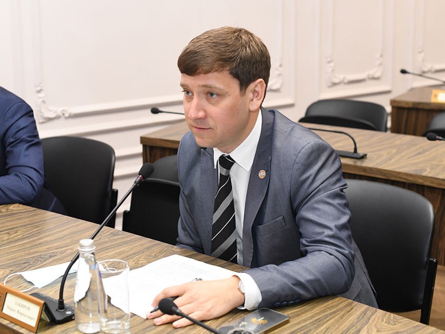 Силовики приняли в Москве бывшего главу администрации Вахитовского и Приволжского районов Казани Марата Зарипова который в 2022 году перешел на должность зампреда правления Российского движения детей и молодежи РДДМ Продержался около трех лет теперь он арестован и отправлен в СИЗО по уголовному делу о нанесении ущерба на сумму по некоторым данным около 1 6 млрд рублей Сейчас бывший казанский чиновник дает показания Закиров начинал работать в исполкоме Казани в команде Игоря Сивова бывшего руководителя аппарата исполнительного комитета Потом работал в Дирекции спортивных и социальных проектов В 2018 2021 годах возглавлял Дирекцию парков и скверов С февраля 2021 года он был главой администрации Вахитовского и Приволжского районов Казани а в октябре 2022 го проводили в Москву в РДДМ Подписывайтесь на tadza