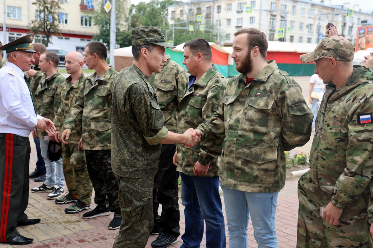 1 Владимирская область запускает программу «Герои-33» для участников СВО. В первый поток обучения вошли 50 человек, успешно прошедших вступительные испытания, включая эссе, тестирование и собеседование. Губернатор региона Александр Авдеев поздравил участников и отметил их высокий уровень компетенций. Поздравляю будущих коллег с достойным прохождением вступительных испытаний. Они показали высокий уровень компетенций и при написании эссе, и при прохождении тестирования, и на личном собеседовании. Уверен, у них все получится, — добавил глава региона. Те, кто успешно прошел два первых этапа отбора, но в период проведения собеседований выполнял боевые задачи, зачислены в резерв. Они смогут пройти последний этап при формировании следующих потоков. Программа «Герои-33» стартует 12 июня, в День России. В этот день будущие управленцы начнут учебный курс, направленный на развитие лидерских и управленческих навыков. #Владимирская #герои #СВО #проект #Авдеев 1