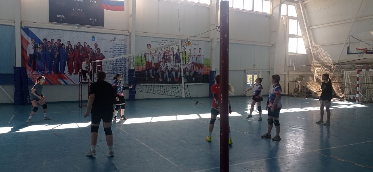 В ФОКе «Олимп» 3 мая прошёл турнир по волейболу среди команд девушек, посвящённый 80-летию Победы в Великой Отечественной войне 1941-1945 годов. Победу в турнире одержала команда «Победа», которая показала отличную игру и проявила невероятный командный дух. Второе место досталось волейболисткам команды «Сталинград», продемонстрировавшим высокий уровень мастерства и спортивной борьбы. Третье место заняла команда «Катюша», также оставившая яркий след в турнире своими усилиями и упорством. Победители и призёры, а также лучшие игроки турнира были награждены грамотами и медалями, что стало достойным завершением этого замечательного мероприятия.