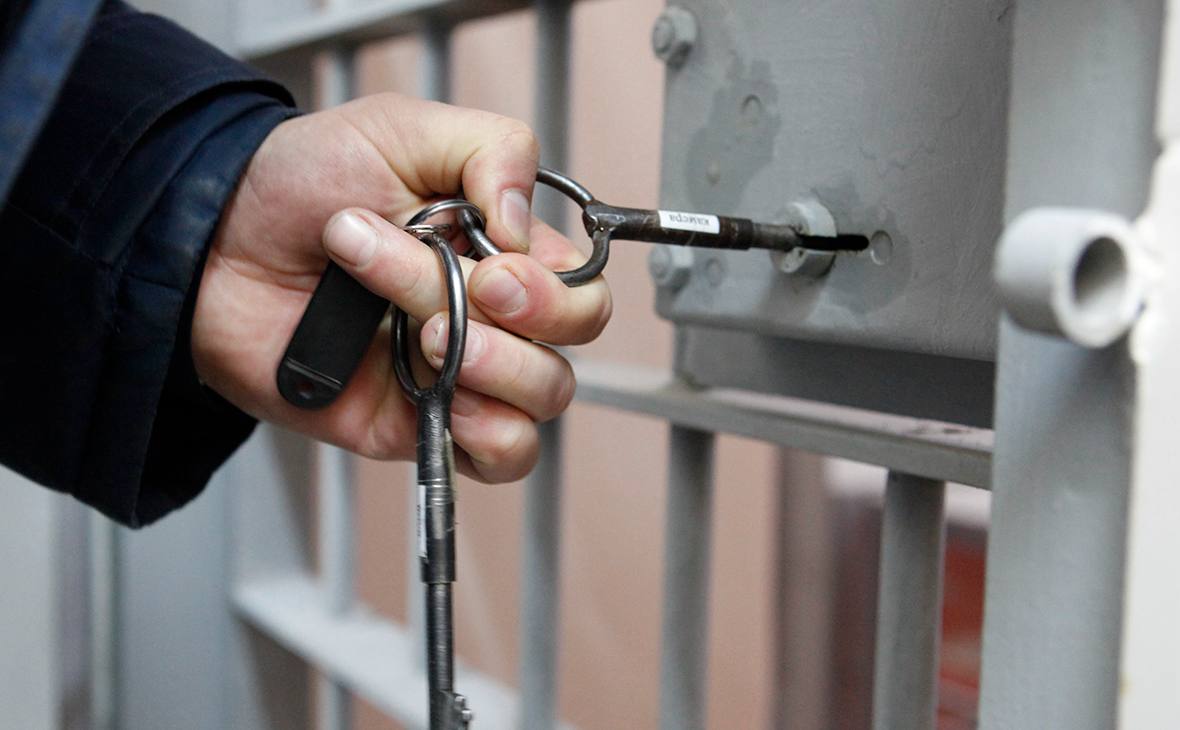 Краснодарец Барашкин осужден на 7 лет за призывы поджечь здание прокуратуры Южный окружной военный суд признал виновным 36 летнего жителя Краснодара Марата Барашкина который публично призывал к терроризму и намеревался вступить в террористическую организацию В ходе следствия установлено что мужчина 30 сентября 2022 года будучи противником специальной военной операции в одном из мессенджеров разместил комментарий с призывами поджечь здание прокуратуры Санкт Петербурга В марте 2025 года он вступил в переписку с представителем одной из террористических организаций желая вступить в ее ряды Его действия были пресечены сотрудниками ФСБ Суд приговорил мужчину к семи годам лишения свободы Первые два года Барашкин проведет в тюрьме а оставшийся срок в исправительной колонии строгого режима Кроме того жителю Краснодара запрещено два года заниматься администрированием каналов и сайтов свои фото видео и истории присылайте нашему боту prostokrd bot Подпишись на наш канал в Telegram MAX