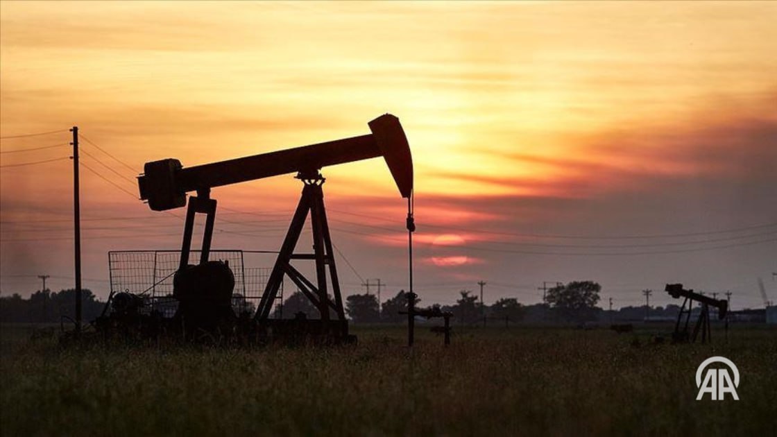 Добыча нефти в России за январь — май 2025 года снизилась на 3,5 % по сравнению с аналогичным периодом прошлого года и составила 211 миллионов тонн. Об этом заявил министр энергетики РФ Сергей Цивилев на «правительственном часе» в Совете Федерации.  В то же время, по его словам, добыча угля в рассматриваемый период выросла на 0,1 %— до 187 миллионов тонн, а добыча газа снизилась на 3 % — до 290 миллиардов кубометров.  По словам Цивилева, РФ ведет переговоры с партнерами из других стран по поводу перевода в национальные валюты оплаты за поставки угля на экспорт.  «Мы столкнулись с вызовом, конечно же, и платежей. Мы сейчас решаем этот вопрос отдельно с каждой страной, с которой мы сотрудничаем, чтобы перечисление шло в национальных валютах. У нас есть большой прогресс в этом вопросе», - сказал он.  Министр также отметил, что Минэнерго РФ и российский холдинг «Газпром» разрабатывают генеральную схему развития газовой отрасли страны.  «Генеральную схему мы сейчас разрабатываем совместно с «Газпром» . И такое соглашение у нас подписано сегодня, и мы идем строго по тому плану, который приложен к этому соглашению», - сказал он.  В сентябре 2024 года президент России Владимир Путин поручил «Газпрому» и правительству подготовить десятилетний план развития, в том числе с учетом перераспределения маршрутов поставок.     24/7 в сутки с Агентством «Анадолу»