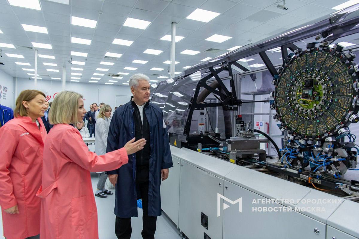 Два завода по производству аккумуляторных батарей запустят в ТиНАО сообщил Сергей Собянин во время осмотра хода строительства предприятий совместно с главой МЧС Александром Куренковым и гендиректором Росатома Алексеем Лихачевым передает корреспондент Агентства Москва Это огромнейшее производство аккумуляторов которые должны покрыть порядка две трети потребности российского рынка от самых маленьких аккумуляторов до крупных тяговых аккумуляторов для машин автобусов электросудов Мэр уточнил что таких заводов ранее в России не строили и не запускали После выхода на проектную мощность два завода в Красной Пахре смогут выпускать до 33 млн аккумуляторных ячеек в год Общая площадь производств составит порядка 200 тыс кв м Привлеченные инвестиции в реализацию проектов превысят 105 млрд руб Подпишись на Агентство Москва Мы в МАХ