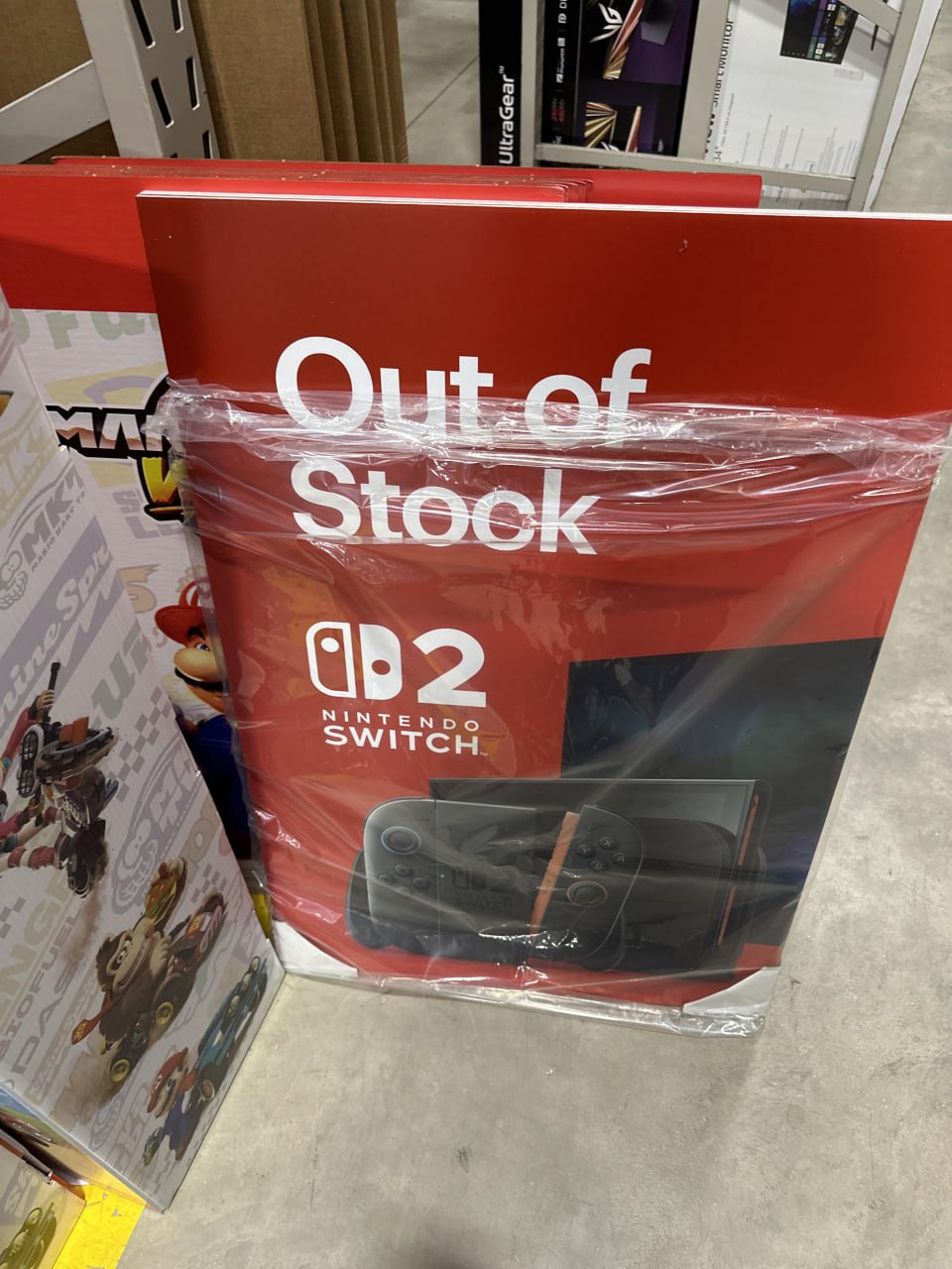 Nintendo решила позаботиться о ритейлерах, которые быстро распродадут первые партии Switch 2. В сети появилось фото знака «Нет в наличии» с изображением консоли. Похоже, компания рассылает их крупным сетям.
