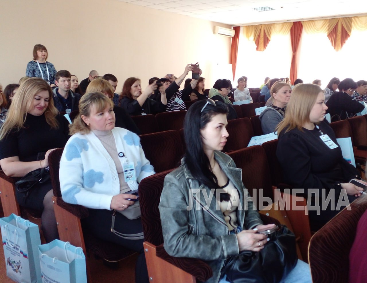 В Луганском Центре развития образования обсудили вопросы воспитания и образования в рамках форума «Религия и Мир» Межконфессиональный форум «Религия и Мир» проводится в ЛНР для обсуждения историко-культурного, духовно-нравственного и гуманитарного сотрудничества между институтами гражданского общества и органами государственной власти. Программа форума предусматривала как пленарную часть, так и работу 4-х дискуссионных площадок. В качестве одной из них был выбран Центр развития образования филиал ФГБОУ ВО «Луганский государственный педагогический университет». Темой обсуждения стало «Воспитание и образование на основе традиционных духовно-нравственных ценностей народов России». – Желаю нам всем с вами плодотворной работы, приятного общения, и я уверена, что наша встреча будет максимально эффективной, потому что все мы делаем единое дело – воспитываем наше подрастающее поколение, – обратилась к участникам форума начальник управления общего образования Министерства образования и науки Луганской Народной Республики Елена Бахмут. Вконтакте Одноклаcсники