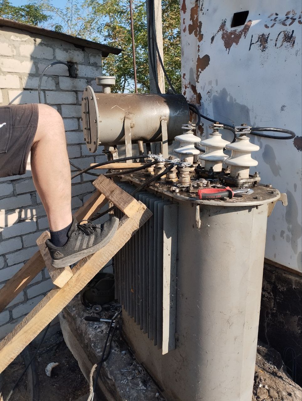 Водоснабжение восстанавливают в Горностаевке после обстрелов БПЛА Укронацисты полностью уничтожили комплектные трансформаторные подстанции в пгт. Но несмотря на сохраняющуюся опасность, сотрудники местного водоканала проводят работы по восстановлению водоснабжения. , VK и ОК и читайте новости на нашем сайте