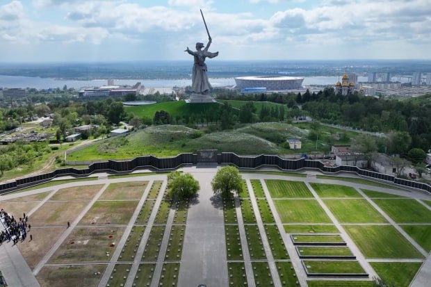 Волгоградскую область посетили почти 1 8 млн человек с начала 2025 года Как сообщает комитет экономической политики и развития Волгоградской области с января по октябрь 2025 года область посетили более 1 77 млн гостей Этот показатель превышает результат аналогичного периода 2024 года на 7 2 Увеличение турпотока результат целенаправленной работы по развитию туристической инфраструктуры расширению событийного календаря и продвижению уникальных маршрутов сочетающих патриотическую гастрономическую спортивную и этнокультурную тематики Пик посещаемости пришелся на весну когда в дни празднования 80 летия Великой Победы в регион прибыло около 244 тысяч гостей vpravda ru obshchestvo volgogradskuyu oblast posetili pochti 18 mln chelovek s nachala 2025 goda 217859