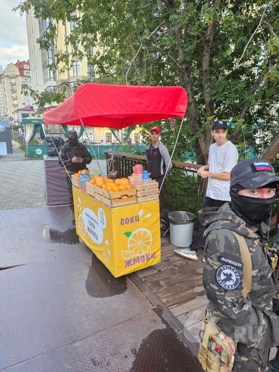 У диких продавцов сладкой ваты и вареной кукурузы впервые забрали имущество  Власти Екатеринбурга поучаствовали в рейде против нелегальных торговцев, изъяли их палатки и отвезли на склад. Это новый метод, который стали применять чиновники.   «Обычные штрафы не работают — нарушители возвращаются на те же места. Изъятие оборудования — это реальная мера, которая помогает навести порядок», — объяснил руководитель департамента потребительского рынка Максим Чаплыгин.     Новости из Екатеринбурга
