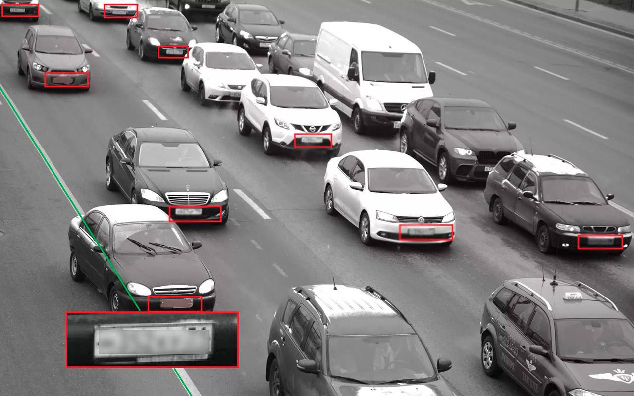 Автомобили ГАИ оснастят системами распознавания нарушителей Данные комплексы смогут автоматически распознавать номера транспортных средств, идентифицировать разыскиваемые автомобили и фиксировать нарушения правил дорожного движения. Эта система позволит эффективнее контролировать дорожную обстановку и оперативно реагировать на нарушения. Технология работает в режиме реального времени - при обнаружении автомобиля, зарегистрированного на водителя с аннулированным водительским удостоверением, система мгновенно подаёт сигнал инспекторам. Помимо этого, комплекс способен выявлять другие правонарушения, такие как превышение скорости или проезд на запрещающий сигнал светофора, что значительно расширяет его функциональные возможности.