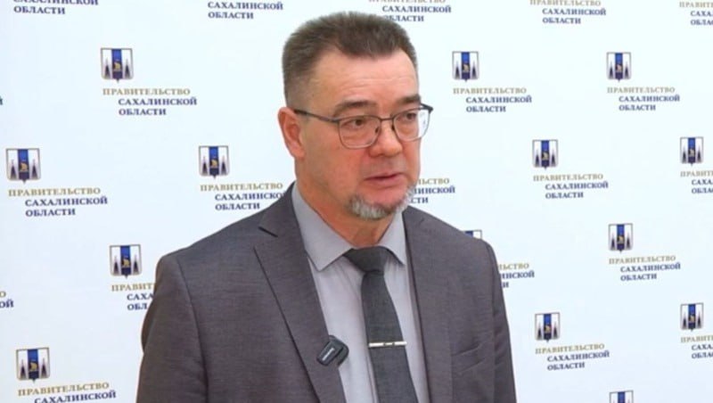 «Люди нуждаются в бойцах, а они — в обществе»: Юрий Филипенко о программе «Герои Сахалина и Курил» Региональная кадровая программа «Герои Сахалина и Курил» набирает обороты. С 28 июля 55 демобилизованных военнослужащих начали новый этап обучения. Их ждут лекции, практические занятия, поездки в районы. Юрий Филипенко считает, что идея программы хороша и своевременна. Программа Сахалинской области продумана до мелочей. Губернатор сам подбирает специалистов, общается с ними и проводит лекции. Он искренне заинтересован в людях и всегда на связи. В отличие от тех, кто ставит задачу и ждет результата, губернатор определяет цель, распределяет обязанности и сам активно включается в работу, — дополнил член общественного совета. ——— : Прислать нам новость: