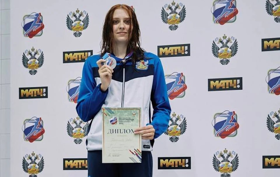 Воронежская пловчиха Дарья Клепикова завоевала серебро на чемпионате России В Казани продолжается чемпионат России по плаванию на короткой воде в котором принимают участие около тысячи спортсменов со всей страны Во второй день соревнований воронежская спортсменка Дарья Клепикова стала серебряным призёром на дистанции 50 метров баттерфляем Клепикова показала результат 25 61 секунды уступив лишь представительнице Новосибирской области Арине Сурковой которая финишировала за 25 03 секунды Третье место заняла пловчиха из Самары Арина Хитева с результатом 25 81 секунды Подписаться на VRN Град