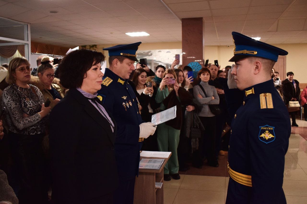 21 декабря в Рязанском гвардейском высшем воздушно-десантном училище имени генерала армии В. Ф. Маргелова прошёл 144 выпуск старших и младших офицеров. В этом году из училища выходят 352 выпускника.   Первый заместитель Председателя Правительства Рязанской области Анна Рослякова и заместитель главы администрации города Рязани, руководитель аппарата Евгения Власова вручили офицерам дипломы. 76 курсантов получили диплом с отличием, из них 8 выпускников также наградили медалью Министерства обороны Российской Федерации.    Выпускники дали клятву и попрощались с боевым знаменем училища.