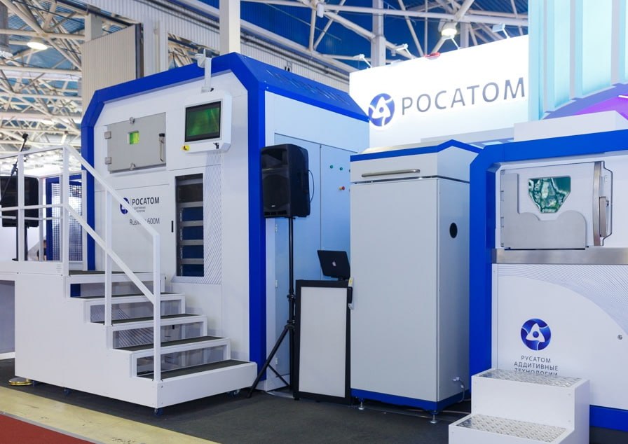 В Москве разработали первый российский 3D-принтер для крупногабаритной печати металлом. На "Металлообработке-2025" показали 3D-принтер RusMelt 600М, разработанный в топливном дивизионе "Росатома". Он предназначен для печати металлом по технологии селективного лазерного сплавления, печатает из металлических порошков нержавеющей стали, никеля, титана, алюминия и кобальта. Установка оснащена четырьмя лазерами мощностью 500 Вт опционально 700 и 1000 Вт и интеллектуальной системой контроля процесса плавления. Область построения - 600×600×600 мм, максимальная скорость печати - 60 см³/ч. А еще в принтере используется механизированный комплекс разгрузки и очистки заготовок. Как рассказал руководитель Департамента инвестиционной и промышленной политики Анатолий Гарбузов, раньше такое оборудование крупногабаритного класса в России не производилось. А по словам директора бизнес-направления "Аддитивные технологии" топливного дивизиона Росатома Ильи Кавелашвили, теперь производственный план включает восемь таких машин, в том числе для экспортных заказов в дружественные страны. ™ МашТех