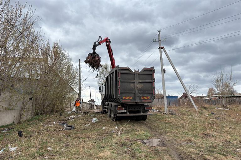 С начала года в Свердловском районе ликвидировано более 2,5 тысяч кубометров мусора — это 86 КамАЗов  Работы по вывозу отходов с несанкционированных свалок прошли на более чем 70 адресах. Основные очаги загрязнения — территории у гаражных кооперативов и заброшенные участки земли, отмечает мэрия.  На уборку было выделено 9,8 млн рублей. В ближайших планах – убрать ещё как минимум 4,5 тысячи кубометров мусора.   Следить за новостями