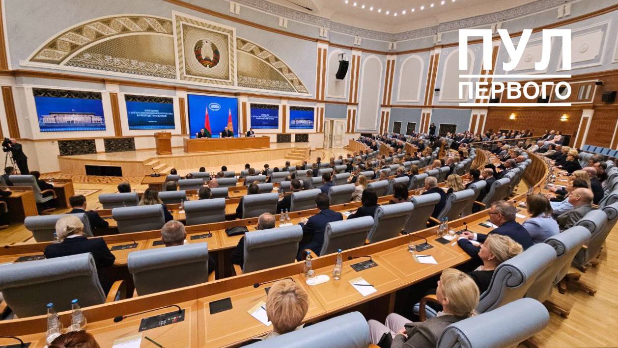 То старые доллары не принимают то навязывают услуги Лукашенко указал банкирам на недоработки В Беларуси не позволят банкам обижать людей надуманными вопросами типа невозможности обмена старых долларов Об этом Президент Беларуси Александр Лукашенко заявил на совещании с аппаратом Национального банка и руководством банков Глава государства констатировал что в целом ситуация в денежно кредитной сфере и на валютном рынке опасений не вызывает Но в то же время имеются недоработки которые надо исправлять В частности Александр Лукашенко упомянул о жалобах в адрес банков от обычных людей то старые доллары не принимают то навязывают клиентам страховые услуги Давайте договоримся с 1 января 2026 года наличие таких фактов автоматически повлечет дисциплинарную ответственность руководителя банка подчеркнул глава государства Обижать людей какими то надуманными вопросами нельзя Сайт TikTok VK Instagram YouTube ОК Стикерпак ВВ Чат бот