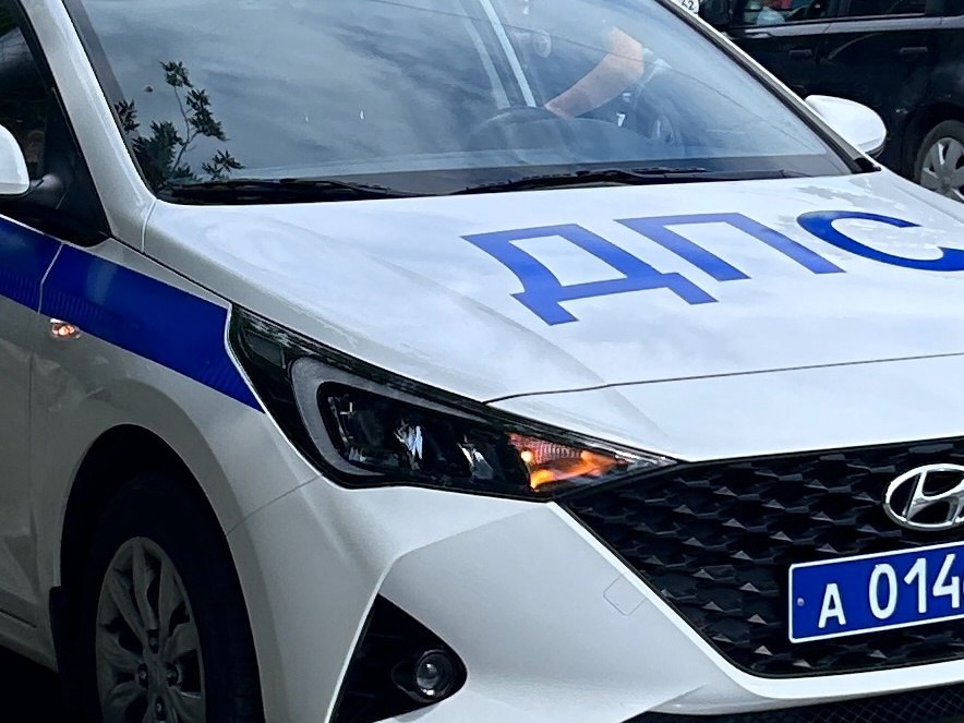 Виновнику смертельного ДТП в Рязанской области дали условный срок Как сообщает прокуратура Рязанской области, Сасовский районный суд рассмотрел уголовное дело в отношении жителя Пензенской области. Он признан виновным по ч. 3 ст. 264 УК РФ нарушение правил дорожного движения, повлекшее по неосторожности смерть человека . В судебном заседании установлено, что в июне прошлого года осужденный, управляя автомобилем марки «Лада Ларгус», выехал на встречную полосу проезжей части автодороги «Шацк-Касимов», где совершил столкновение с мотоциклом марки «Ямаха». В результате ДТП водитель мотоцикла получил травмы и погиб на месте происшествия. Суд, согласившись с позицией государственного обвинителя, признал мужчину виновным и назначил наказание в виде 2 лет лишения свободы условно с лишением права заниматься деятельностью, связанной с управлением транспортными средствами, на срок 2 года 6 месяцев с возложением дополнительных обязанностей.
