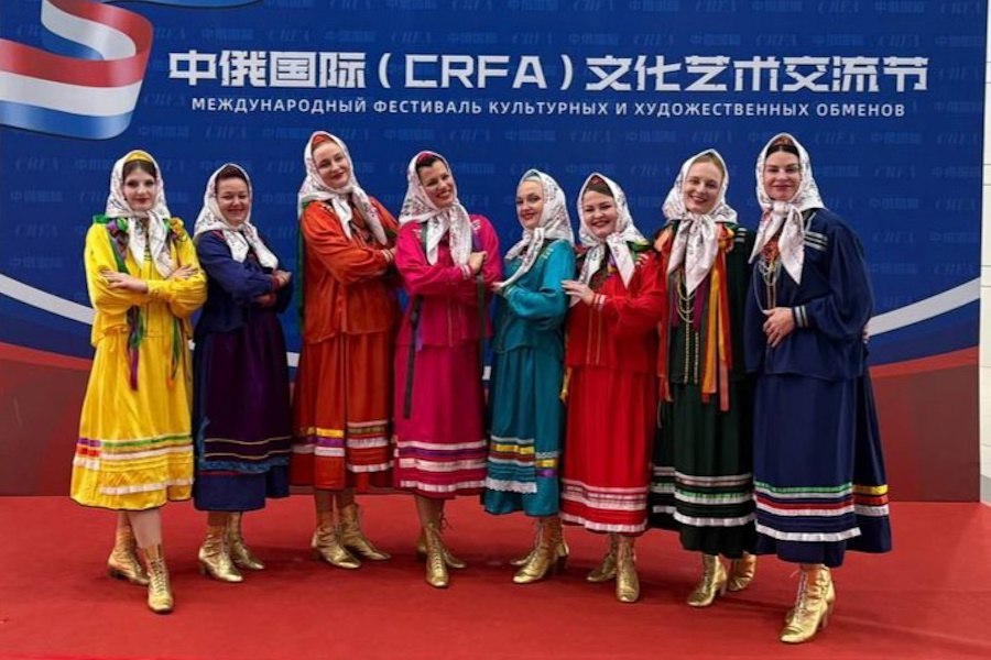 Калининградский ансамбль «Летавица» представил Россию на фестивале в Китае Фольклорный ансамбль «Летавица» стал участником Международного фестиваля культурных и художественных обменов в Китае. Об участии коллектива в мероприятии «Новому Калининграду» сообщила хранительница музея «Бабушкин альбом» Юлия Аверина, которая также является участницей ансамбля. По её словам, «Летавица» стала единственным коллективом представляющим на фестивале Россию.
