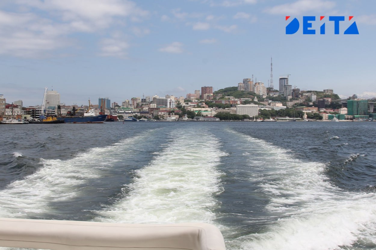 Паром Петропавловск свяжет Приморье Сахалин Камчатку и Магадан Для транспортных нужд Дальнего Востока в Крыму строится новое судно Паром получивший название Петропавловск создаётся на судостроительном заводе имени Б Е Бутомы в рамках федеральной госпрограммы Судно рассчитано на перевозку грузов автомобилей и до 150 пассажиров Маршрут свяжет морские порты Приморского края Сахалина Камчатки Магаданской области и Курильских островов обеспечивая регулярное сообщение между регионами Ходовые испытания парома начнутся уже в феврале а передача государственному заказчику запланирована на июль Ранее тема морского сообщения в макрорегионе поднималась в контексте круизного туризма однако стоимость таких путешествий оставалась высокой более 280 тысяч рублей за шестидневный тур Новый паром призван решить задачу регулярной транспортной доступности Deitaru