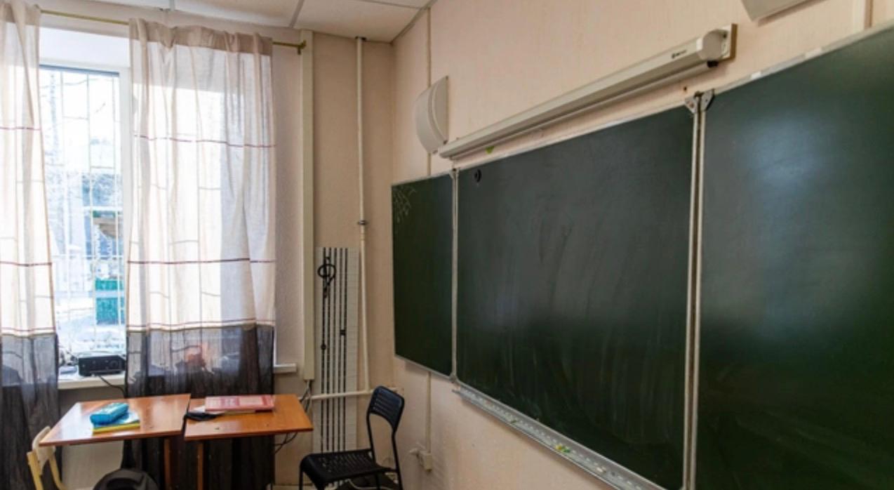В Новосибирске решили снести конструкции недостроенных школ по концессионному соглашению. Образовательные учреждения будут строить с нуля. Об этом сообщил Роман Теленчиков, заместитель губернатора Новосибирской области. Есть ряд конструкций, которые сейчас смонтированы, но находятся в аварийном состоянии. Уберут эти конструкции, а фундамент и всё остальное, что находится в хорошем состоянии, остается. Мы будем продолжать строить, а конструкции будут сносить в ближайшее время, — рассказал замгубернатора. По предварительной информации, демонтажем будет заниматься сам концессионер – ООО «Новая школа». Контракт будет подписан 15 мая. #новосибирск
