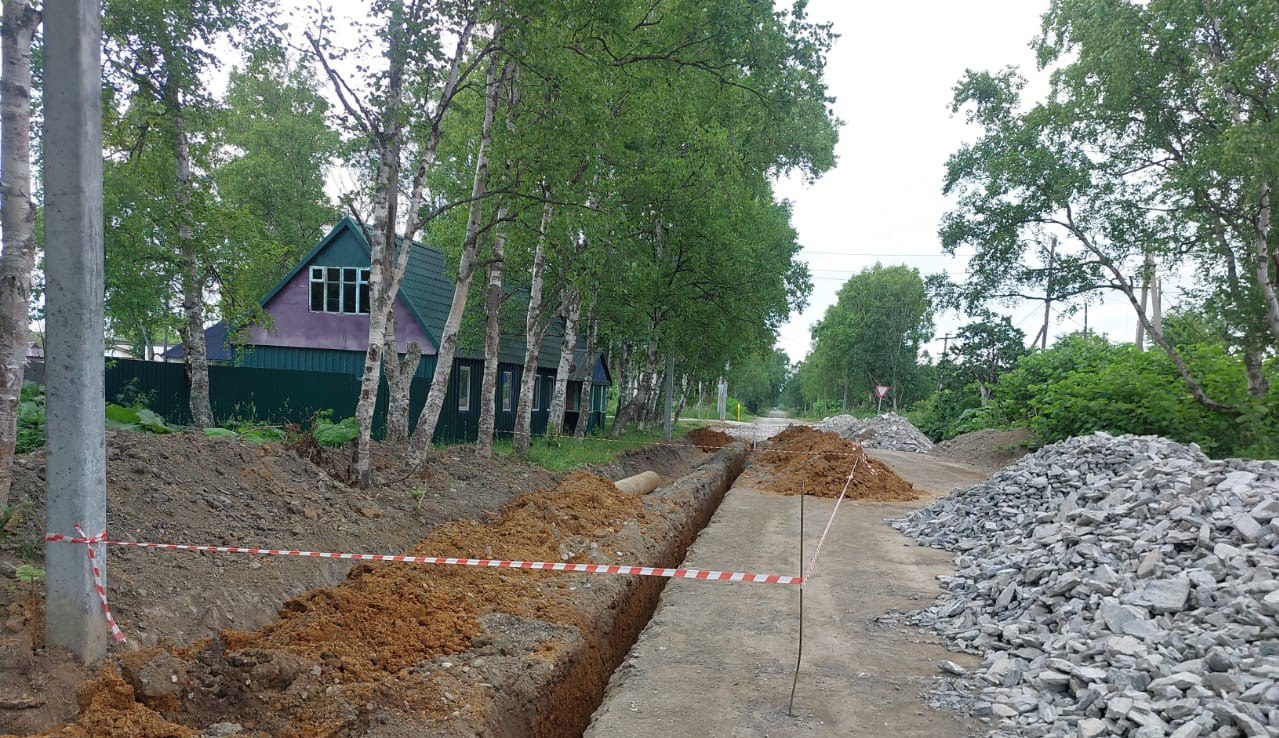 В селе Сокол на улицах Ленина и Широкой ведутся работы по строительству газораспределительных сетей. Параллельно монтируются газораспределительные шкафные блоки, предназначенные для перераспределения подачи газа на абонентов. Масштабные работы по строительству газораспределительных сетей будут завершены в текущем году, в следующем начнется подключение домовладений к голубому топливу. В Долинском районе активно реализуется масштабная программа газификации частных секторов. Ее успешная реализация – прямое доказательство заинтересованности руководства области в повышении уровня жизни населения. По инициативе губернатора Валерия Лимаренко для участников программы предусмотрена господдержка в виде компенсации из областного бюджета на строительно-монтажные работы. Ее размер составляет до 180 тысяч рублей на одно домовладение. Дополнительная поддержка при покупке газового оборудования оказывается льготным категориям граждан: участникам Великой Отечественной войны, инвалидам и ветеранам боевых действий, членам семей погибших участников и инвалидам Великой Отечественной войны, многодетным семьям, малоимущим гражданам и малоимущим семьям с детьми, участникам специальной военной операции и членам их семей, лицам, осуществляющим уход за детьми-инвалидами, инвалидам 1 и 2 группы, пенсионерам старше 60 лет в 2025 году . На все вопросы, связанные с газификацией и мерами поддержки, готовы ответить специалисты администрации Долинского муниципального округа по телефону: 8 42442 2-76-77.