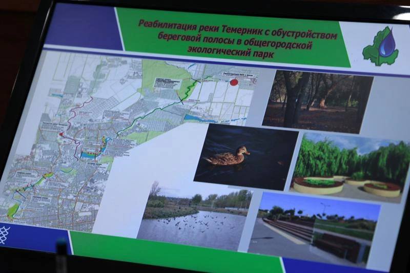 Для линейного эко парка вдоль Темерника в Ростове разработают единую концепцию Непрерывный линейный парк вдоль реки Темерник может стать одним из основных элементов природно экологического зеленого каркаса Ростовской агломерации Этот вопрос обсудили на очередном заседании градостроительного совета региона под руководством главы Ростовской области Юрия Слюсаря Отправной точкой проекта станет парк Первая миля работающий с мая 2023 года Это первый благоустроенный участок вдоль Темерника Общая же длина экопарка должна составить 18 км и пройдет вдоль основного русла и притоков реки Глава Ростовской области отметил что проект действительно большой и требует ресурсов Но при этом очень важно не допустить того чтобы он превратился в лоскутное одеяло Все благоустройство должно соответствовать единой концепции которую надо разработать на первом этапе Задумка масштабная в значительной степени определяет наши походы к формированию в агломерации природно экологического каркаса Важно сразу разработать общий проект определив этапы и очередность приоритетность Ресурсное наполнение будем обсуждать Надо участвовать в федеральных программах вовлекать в этот проект застройщиков сказал Юрий Слюсарь Глава донского региона поручил сформировать концепцию парка разбив все предстоящие работы на этапы Заказчиком выступит администрация Ростова на Дону а координаторами региональные минстрой и минприроды К разработке привлекут ученых экологов дендрологов и гидрологов Еще одним вопросом который обсудили на градсовете стали работы по восстановлению исторического центра Ростова В Ростове сейчас 525 объектов культурного наследия из которых 292 многоквартирные дома Их восстановление это трудоёмкий и затратный для бюджета процесс Выходом может стать привлечение внебюджетных источников финансирования Однако для этого необходим сформировать действенную нормативную базу Свои предложения уже представил исполнительный директор регионального отделения Общероссийского общественного фонда Центр качества строительства Павел Шумеев Одним из вариантом может быть создание одного окна для оформления всех разрешений на начало работ по восстановлению исторических зданий а также введение комплекса стимулирующих мер для привлечения инвесторов Подпишись на 1Rnd Написать в редакцию