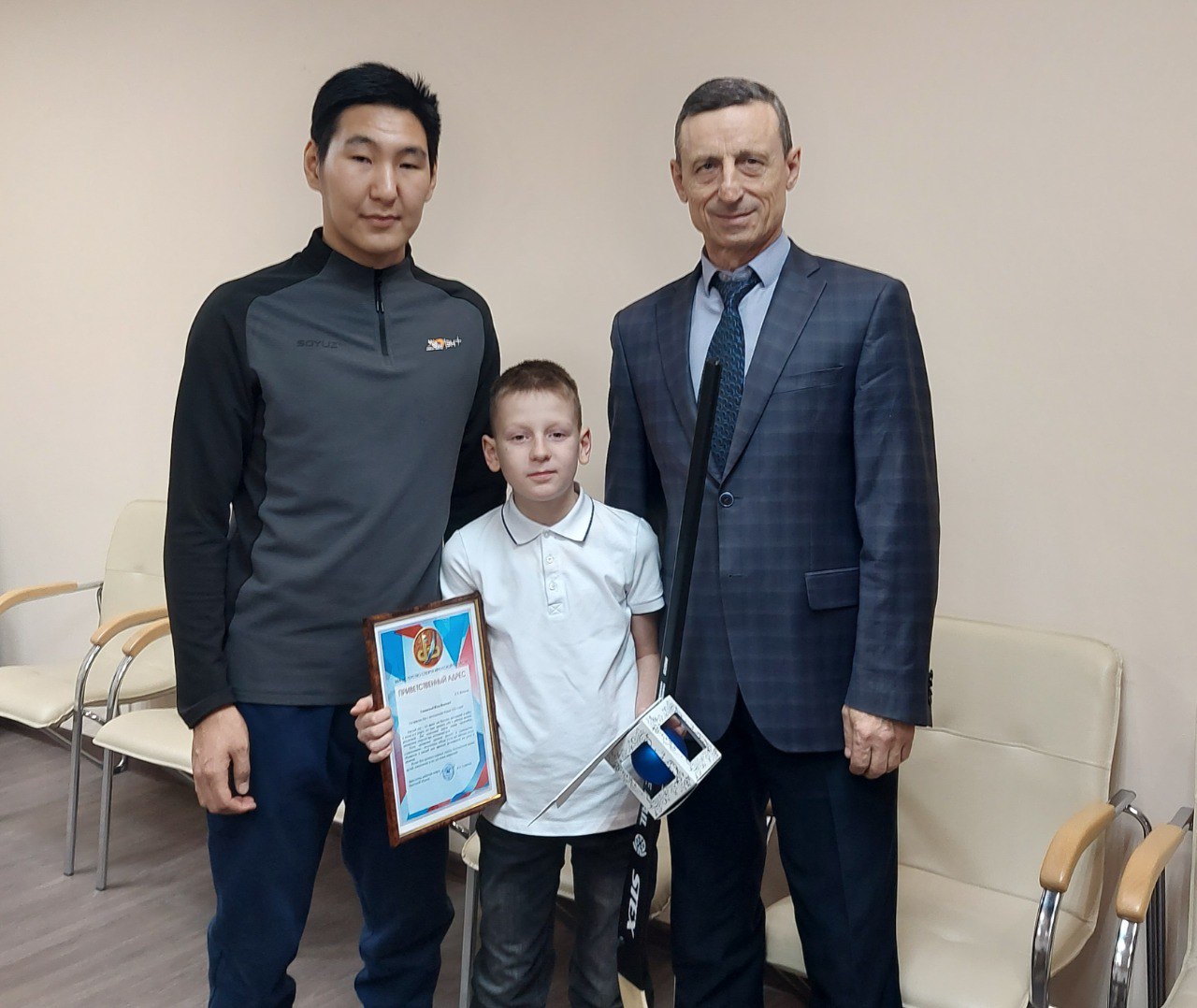 Замминистра спорта Иркутской области Владимир Удовенко поздравил Илью Федорова из Шелехова в рамках Всероссийской акции Ёлка желаний Мальчик занимается хоккеем с мячом и хотел встретиться с руководителем минспорта области К нам обратился военный комиссариат Иркутской области с просьбой поздравить двух юных спортсменов чьи родители являются участниками СВО Мы с радостью решили выполнить пожелания детей которые занимаются спортом ведь так важно чтобы у каждого сбылось его желание в преддверии Нового года отметил Владимир Удовенко Поздравили Илью Федорова и представители хоккейного клуба Байкал Энергия Они подарили 8 летнему спортсмену клюшку с автографами игроков команды Еще Илья получил билеты на матч с командой Саяны 2 Также подарок волейбольный мяч с автографами команды Локомотив Ангара получит Оляна Казановская из Усолья Сибирского Волейболистки поздравят девочку приехав в ее родной город Подписывайтесь на Правительство Иркутской области в MAX