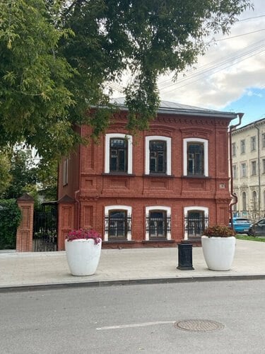 В Екатеринбурге не признали объектом культурного наследия дом купца И.Ф. Рожнова. Управление государственной охраны объектов культурного наследия Свердловской области не нашло у постройки достаточно признаков объекта культурного наследия. Из-за этого особый охранный статус ему присваивать не будут. Сам дом находится на перекрёстке переулка Почтовый и улицы Пушкина. Он был построен во второй половине XIX века. В феврале ИА «Уральский меридиан» сообщало, что прохошёл аукцион по продаже этого исторического здания. Победителем торгов стала компания «Инокс», единственным владельцем которой является «Русская медная компания» РМК . Подписаться Новости Екатеринбурга