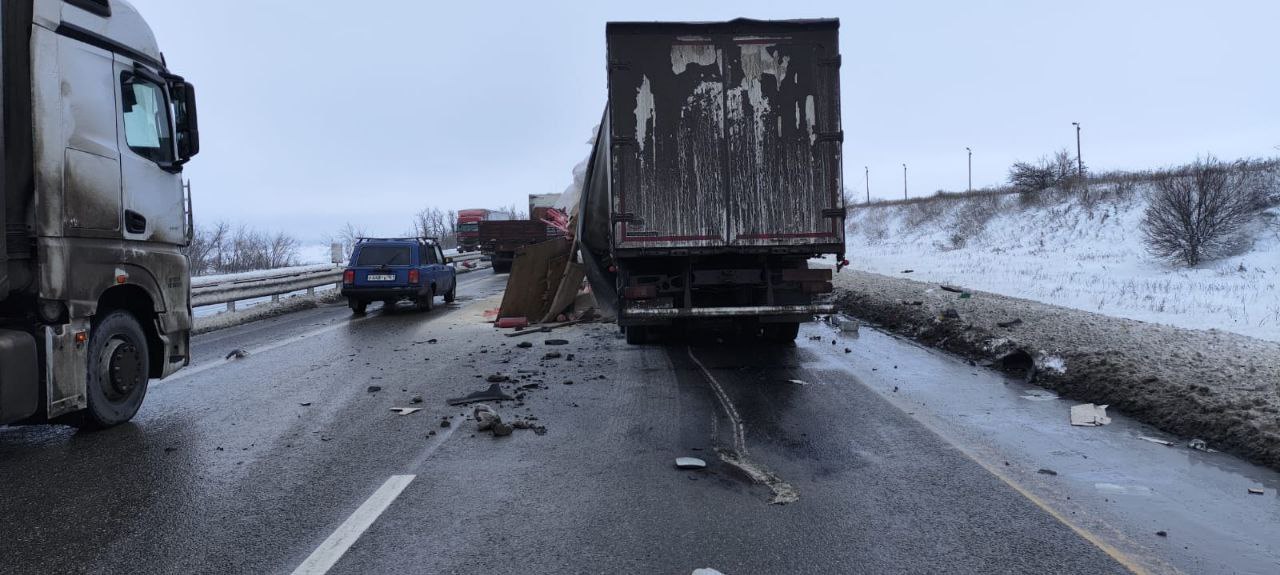 Водитель грузовика погиб в ДТП на трассе М-4 "Дон" в Ростовской области. В аварию попали еще три большегруза, сообщили в Госавтоинспекции по региону.   По данным ГАИ, водитель "Volvo" не справился с управлением и столкнулся со "Scania", после чего врезался в многотонный автомобиль "Daf". Затем "Daf" столкнулся с впереди движущейся "Scania". В результате аварии водитель большегруза "Volvo" погиб.   Полицейские устанавливают все обстоятельства произошедшего.  Фото - ГАИ по Ростовской области    Подписаться   Прислать новость