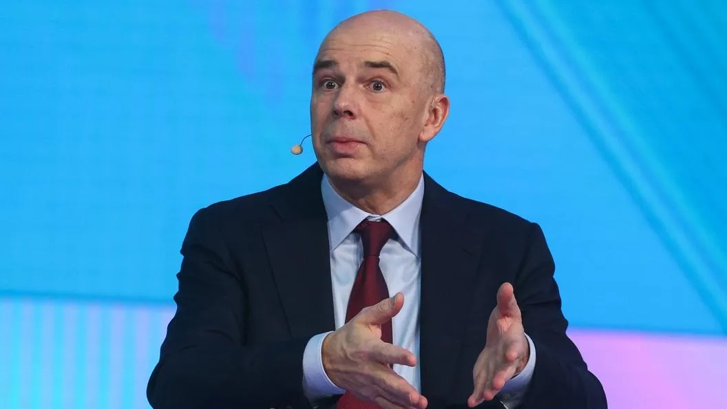 Минюст предлагает запретить арест имущества граждан при небольших долгах и оставить таких должников в покое Министерство юстиции России ведет работу над законодательной инициативой предлагающей запретить арест имущества должников когда сумма долга составляет менее 10 тысяч рублей Сейчас в работе находится законопроект направленный на соблюдение принципа соразмерности при применении мер принудительного исполнения Пороговую сумму при которой не допускается арест имущества предлагается увеличить до 10 тысяч рублей Арест на имущество будет накладываться только на сумму задолженности необходимую для исполнения требований исполнительного документа Это позволит исключить ситуации когда граждане сталкиваются с чрезмерными ограничениями при незначительной сумме долга По действующим нормам арест имущества должника допускается если сумма взыскания превышает 3 тысячи рублей При этом данный порог действует конкретно на имущество Арест счетов и наличных денег возможен при любой сумме долга Сейчас в теории в рамках исполнительного производства действует принцип соразмерности Пристав обязан предпринимать меры соотносимые с объемом требований В первую очередь взыскание обращается на деньги на счетах затем на бытовую технику и только в последнюю очередь на дорогостоящее имущество стоимость которого многократно превышает долг Но на практики приставы часто злоупотребляют этими принципами Если арест оказывается несоразмерным в первую очередь стоит подать заявление на имя пристава ведущего дело с требованием отменить арест ссылаясь на несоразмерность и наличие иного имущества или денег для погашения Предлагаемые Минюстом нормы укрепляют защиту граждан Юридические услуги Канал в МАХ Купить рекламу